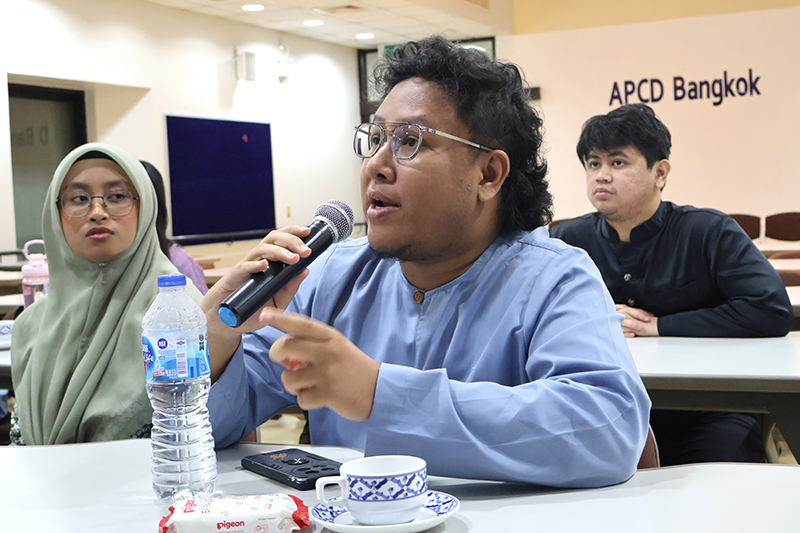 คณะผู้เยี่ยมชมถามคำถามเกี่ยวกับแนวปฏิบัติที่ดีของร้าน 60+ เบเกอรี่แอนด์ช็อกโกแลต คาเฟ่