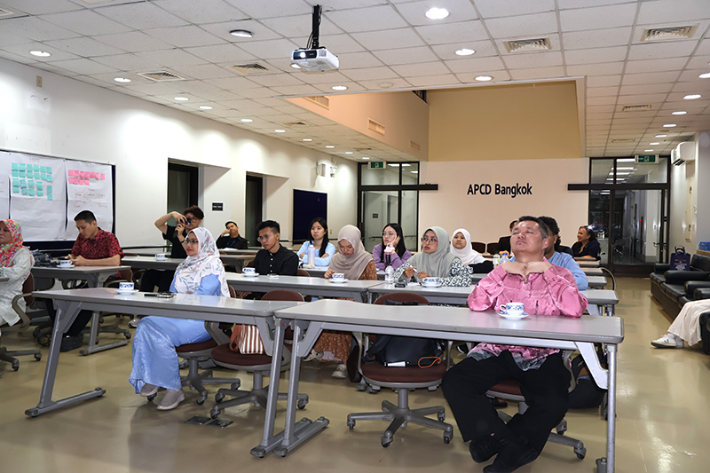 คณะผู้เยี่ยมชมถามคำถามเกี่ยวกับแนวปฏิบัติที่ดีของร้าน 60+ เบเกอรี่แอนด์ช็อกโกแลต คาเฟ่