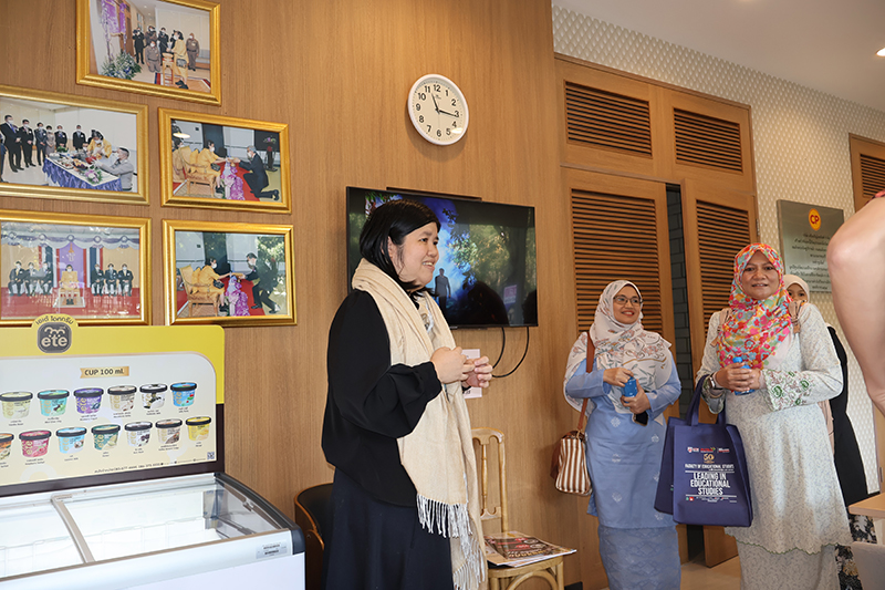 คณะเข้าเยี่ยมชม โครงการร้านอาหารครัว สนับสนุนโดย CP และ 60+ พลัส เบเกอรี่แอนด์ช็อกโกแลต คาเฟ่ โดยมีนางสาวศุภอนงค์ ปัญญาสิริมงคลให้การบรรยาย 