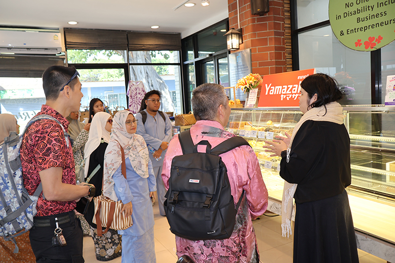 คณะเข้าเยี่ยมชม โครงการร้านอาหารครัว สนับสนุนโดย CP และ 60+ พลัส เบเกอรี่แอนด์ช็อกโกแลต คาเฟ่ โดยมีนางสาวศุภอนงค์ ปัญญาสิริมงคลให้การบรรยาย 