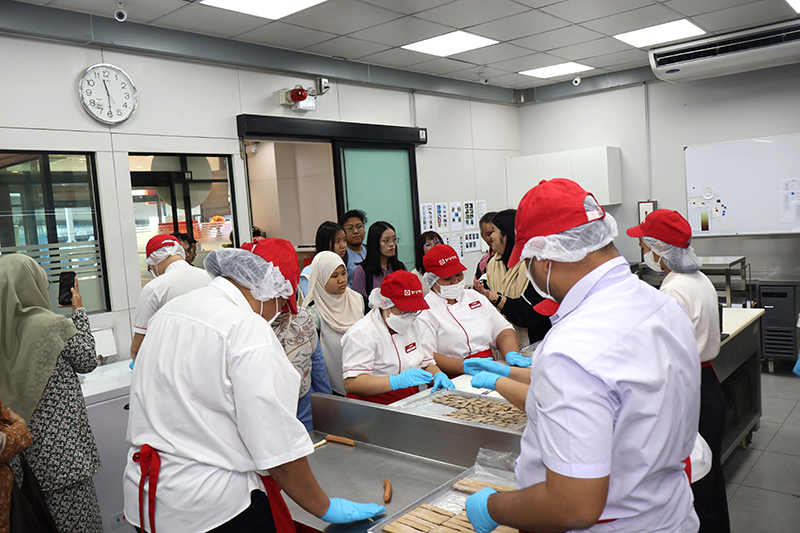 คณะเข้าเยี่ยมชม โครงการร้านอาหารครัว สนับสนุนโดย CP และ 60+ พลัส เบเกอรี่แอนด์ช็อกโกแลต คาเฟ่ โดยมีนางสาวศุภอนงค์ ปัญญาสิริมงคลให้การบรรยาย 