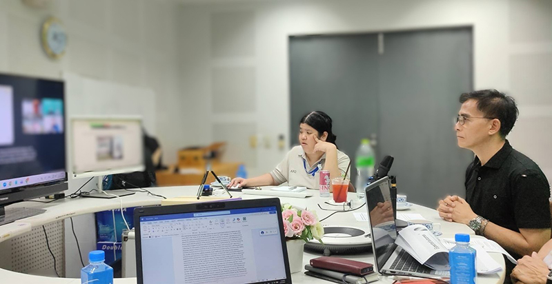 ดร. ธีรพงษ์ บัวหล้า หัวหน้าทีมคณะวิจัยจากมหาวิทยาลัยบูรพา นำเสนผลงานสำรวจและข้อเสนอแนะ ในการประชุมครั้งนี้ ณ สำนักงาน APCD