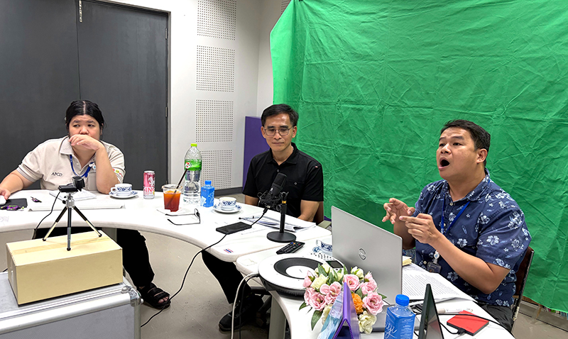 คุณวัชรพล จึงเจริญ หัวหน้างานเครือข่ายและความร่วมมือ กล่าวแสดงความยินดี