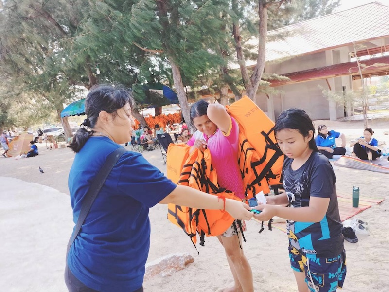 Dao Ruang members distributed face masks to tourists in public. สมาชิกดาวเรืองแจกหน้ากากอนามัยให้แก่นักท่องเทียวประชาชนทั่วไป