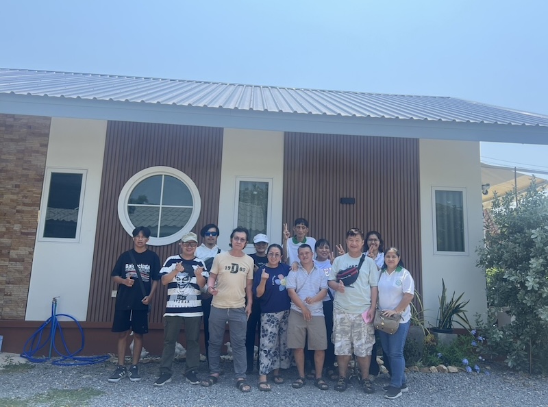 group photo of group members before traveled back to Bangkok. ภาพหมู่ของสมาชิกกลุ่มดาวเรืองก่อนเดินทางกลับกรุงเทพฯ