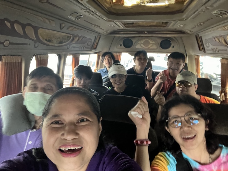 Smiles and laughter filled the van as the group captured joyful moments together while traveling to the field. รูปหมู่ของสมาชิกที่เต็มไปด้วยรอยยิ้มและเสียงหัวเราะเติมเต็มบรรยากาศภายในรถตู้ ขณะที่ทุกคนร่วมกันบันทึกช่วงเวลาแห่งความสุขระหว่างการเดินทางไปยังพื้นที่กิจกรรม