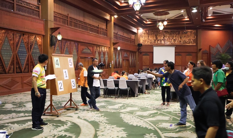 รูปที่ 6 : ผู้พิการทางจิตทดลองแข่งขันกีฬาดอดจ์บี โดยเน้นการขว้างให้เข้าหมายเลขคะแนน