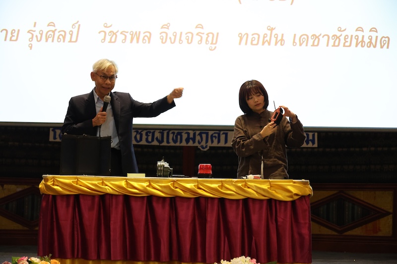 ภาพที่ 3 : นายสมชาย รุ่งศิลป์ และนางสาวทอฝัน เดชาชัยนิมิต แนะนำเครื่องมือด้านการจัดการภัยพิบัติที่คนพิการมีส่วนร่วม สามารถนำไปใช้เพื่อการอพยพอย่างปลอดภัยในชุมชน