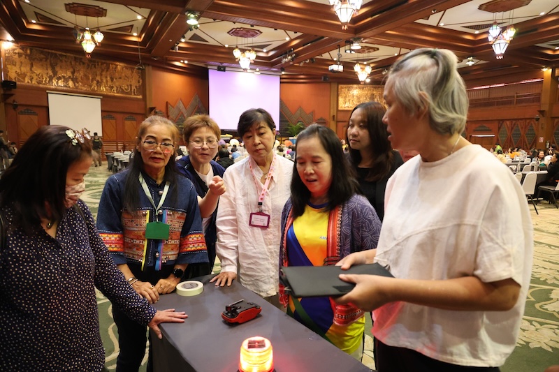 ภาพที่ 4 : ผู้เข้าร่วมการอบรม ได้ร่วมทดลองและเรียนรู้การใช้งานเครื่องมือด้านการจัดการภัยพิบัติที่คนพิการมีส่วนร่วม ซึ่งนำมาจัดแสดงในช่วงพักกิจกรรม