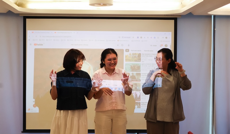 ภาพที่ 5 : ผู้เข้าร่วมทำกิจกรรมสันทนาการเพื่อส่งเสริมการสื่อสารกับคนพิการทางการได้ยิน