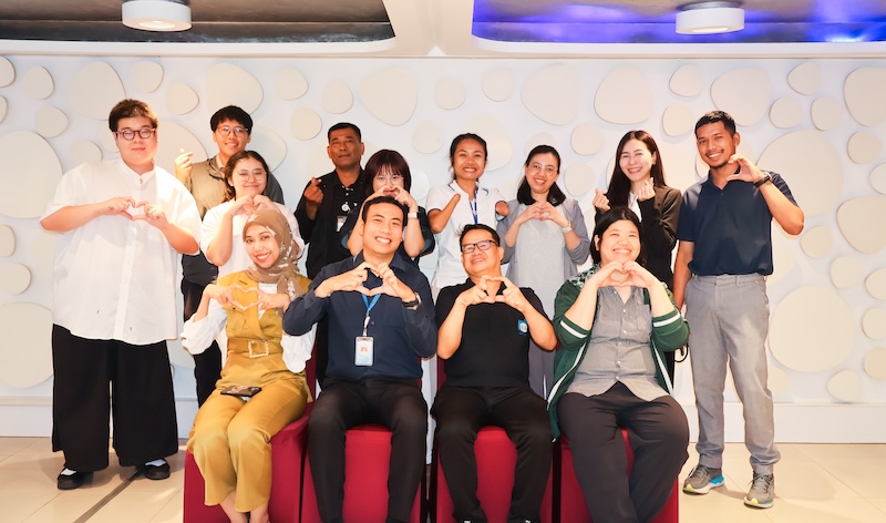 ภาพที่ 7 : ภาพถ่ายหมู่ผู้เข้าร่วมการอบรม โดยมีเจ้าหน้าที่ พก. และ ศพอ. วิทยากร พร้อมทำสัญลักษณ์รูปหัวใจด้วยมือ