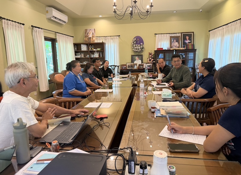 ภาพที่ 3 : ทีมงานของ DBF และผู้แทนองค์กรพันธมิตรเข้าร่วมการประชุม ในประเด็นการเสริมความเข้มแข็ง ของชุมชน และครอบครัวของคนพิการ ผ่านกระบวนการพัฒนาเพื่อทุกคนโดยชุมชน ในวันที่สอง