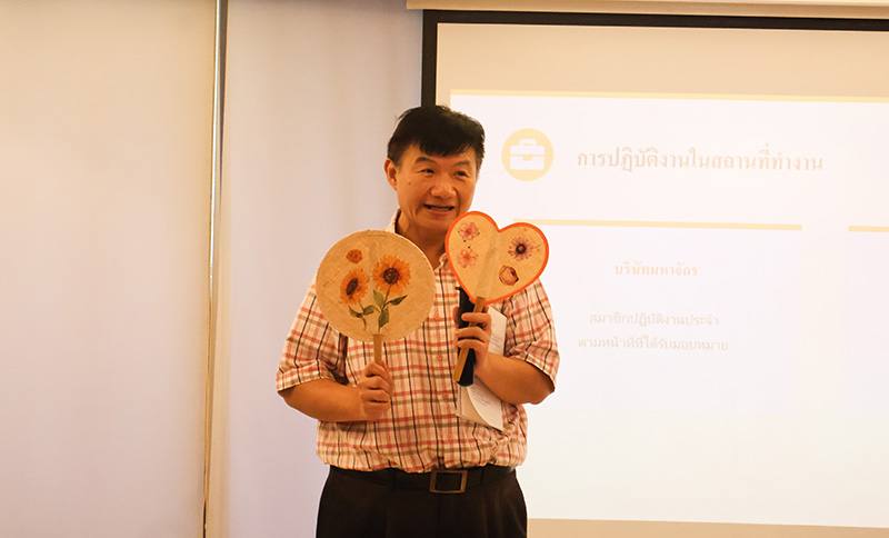 รูปที่ 6: นายณรงค์ฤทธิ์ วัฒนาเอี้ยบพันธ์ ประธานกลุ่มผู้พิทักษ์สิทธิ์ผู้พิการทางสติปัญญานำเสนอผลิตภัณฑ์ที่ผลิตโดยสมาชิกของกลุ่ม