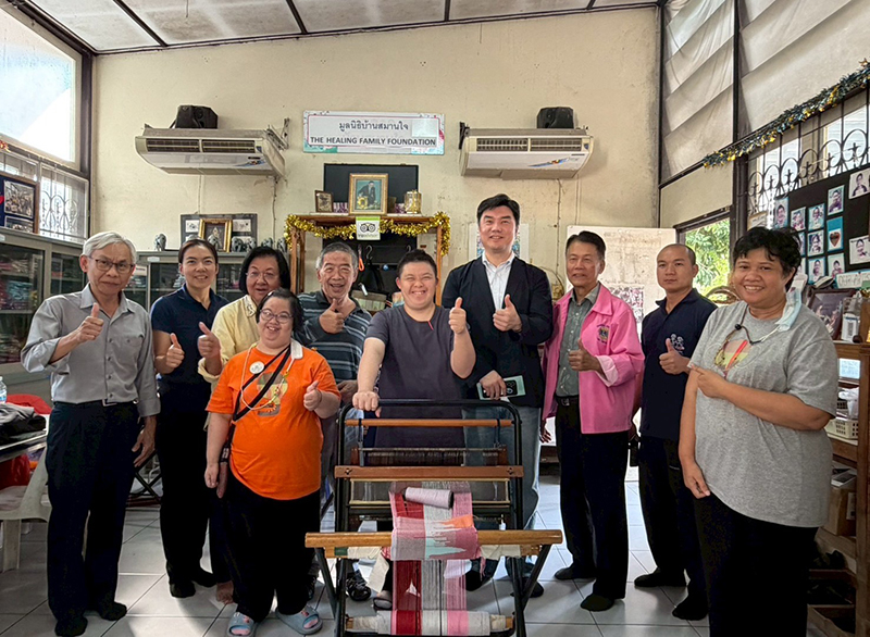 ผู้แทน DPI-Korea ได้ไปเยี่ยมชมกิจการของมูลนิธิบ้านสมานใจ ได้สังเกตกระบวนการทอผ้าแบบ Saori ของเด็กกลุ่มที่มีความต้องการพิเศษ และพลังของครอบครัว