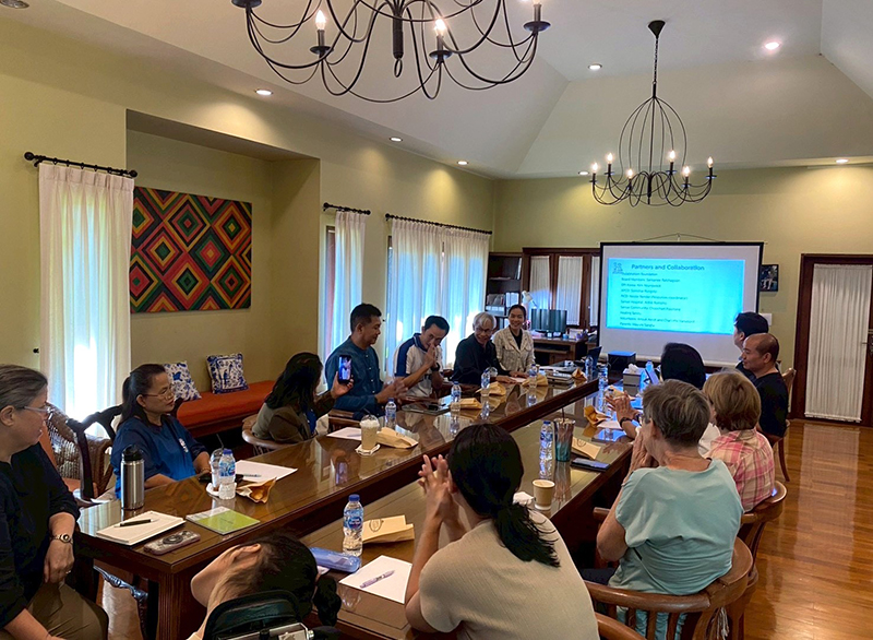 การประชุมระหว่างหน่วยงาน บุคคลที่เกี่ยวข้อง จัดขึ้นด้วยบรรยากาศแห่งความร่วมมือในอนาคตเป็น อย่างดี ที่ประชุมประกอบด้วย ผู้แทนองค์กรชุมชน หน่วยงานผู้ให้บริการ กลุ่มพ่อแม่ และอาสาสมัคร