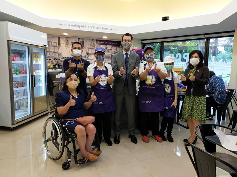 Group photo of visitors, trainees with disabilities, and APCD staff