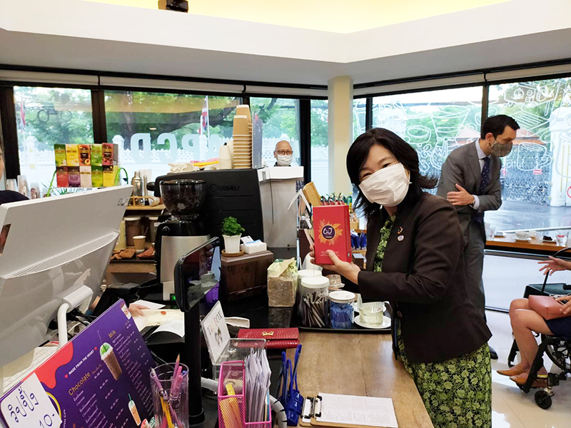 Ms. Aiko Akiyama showed a chocolate box set as the pride of Thai persons with disabilities.