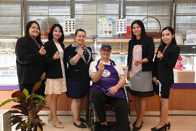 Mr. Christopher Benjakul, Public Relations Officer, had a photo session with visitors’ assistants and shared the background of the shop.