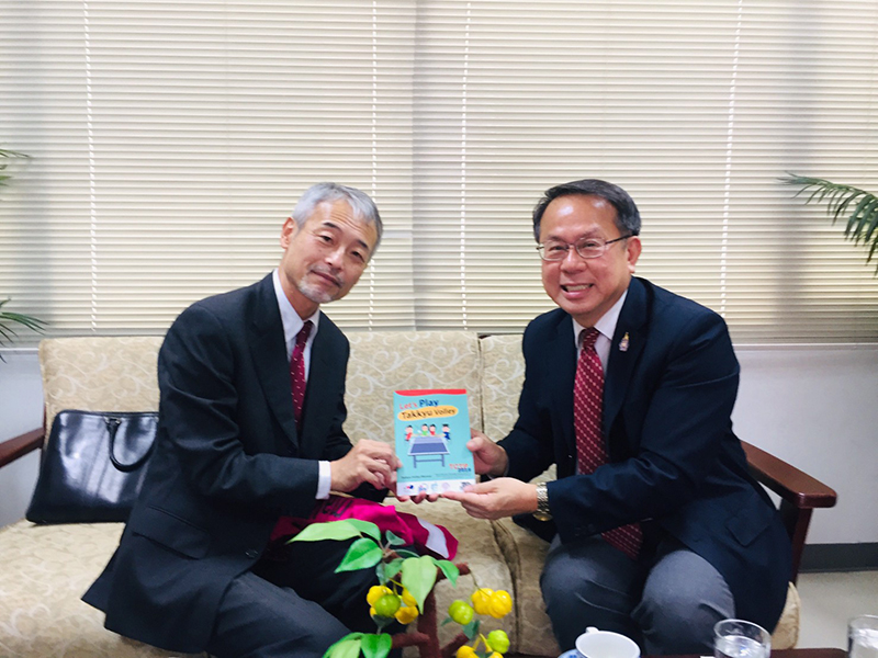 Mr. Piroon presented APCD publications regarding JICA's cooperation with APCD and other relevant stakeholders to Mr. Morita.