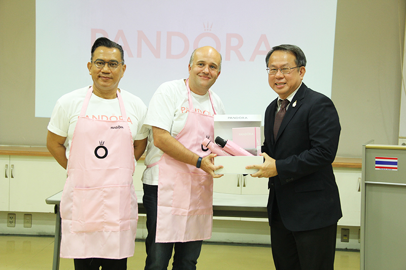 คณะผู้บริหาร บริษัท แพนดอร่าโปรดักชั่น จำกัด Mr. Claus Rasmussen รองประธานฝ่ายทรัพยากรบุคคลและการสื่อสารองค์กร และคุณจีรเศรษฐ บูรณะสัมฤทธิ์ ประธานเจ้าหน้าที่ฝ่ายจัดหาและกรรมการผู้จัดการบริษัทฯ มอบของขวัญให้กับคุณพิรุณ ลายสมิต กรรมการบริหาร ศพอ. และ เจ้าหน้าที่ที่มีส่วนเกี่ยวข้อง