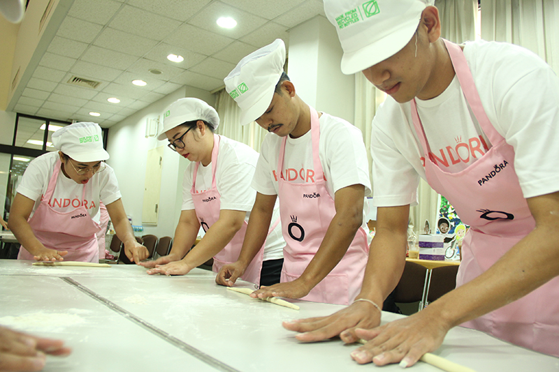 Participants paid attention making wiener rolls.