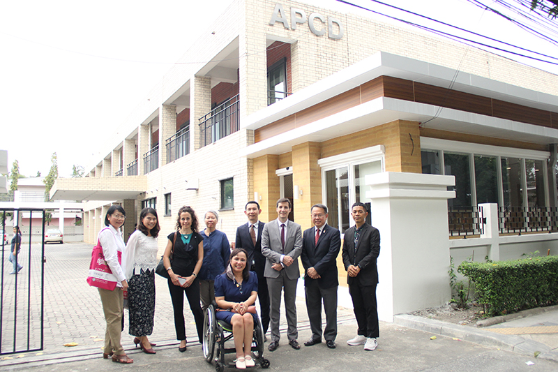 Group photo of visitors from TOTAL Oil (Thailand) Co. Ltd., and APCD staff in front of APCD's CP Kitchen project.