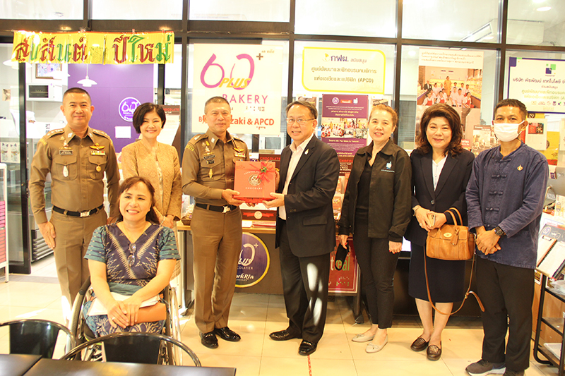 The token of appreciation, a chocolate box-set made by Thai persons with disabilities, was presented to Pol. Maj. Gen. Rungroten and his team.