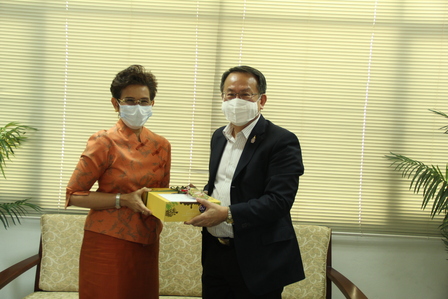 A token of appreciation, a chocolate box-set made by Thai staff with disabilities at the Chocolate Cafe Department, was presented to Ms. Saranpat Anumatrajkij, the new Director General, DEP. Ms. Saranpat is also a former APCD Executive Director (2004 – 2006).