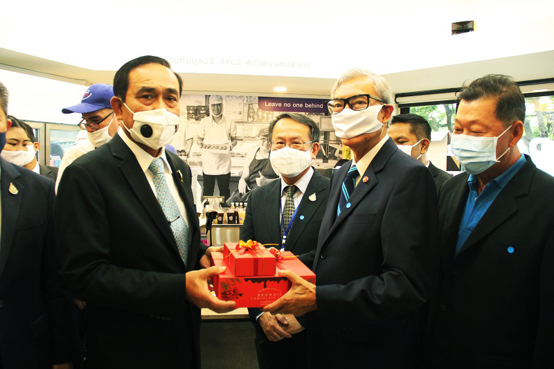 Dr. Tej Bunnag, president of APCD Foundation Committee presented a token of appreciation, chocolate box set made by Thai persons with disabilities, to his excellency Gen Prayut Chan-o-cha, Prime Minister of Thailand. 