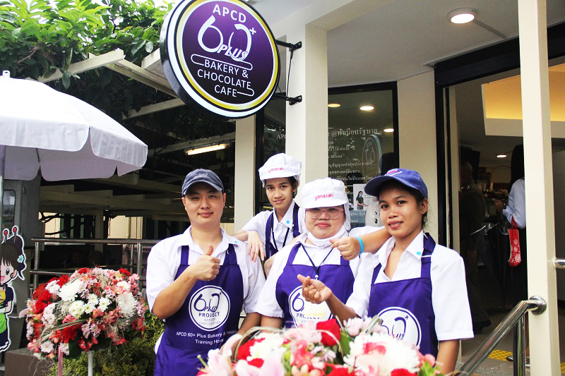 Group photo of trainees with disabilities and café staff