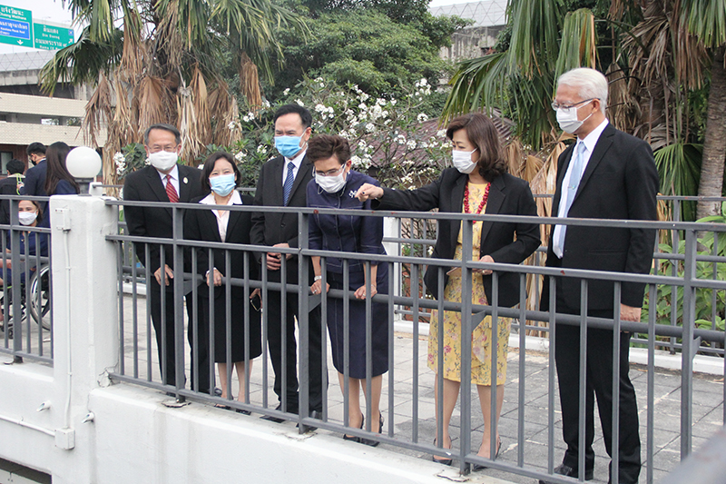 Taking a tour of the surrounds of the Center (left to right) Mr. Prasong Phanlima (CEO of The Office of the Government Pawnshop), Ms. Saranpat Anumatrajkij (Director-General of Department of Empowerment of Persons with Disabilities), Mrs.  Supatcha Sutthiphol (Director-General of the Department of Children and Youth), Mr. Suthi Jantarawong (Director-General Department of Social Development and Welfare). The tour was facilitated by Mr. Piroon Laismit, APCD Executive Director.  