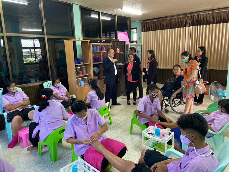 3.	Foot massage training was demonstrated by trainees with intellectual disabilities at the Center for Empowerment and Vocational Development for Persons with Disabilities in Nakhon Sri Thammarat Province. APCD mission members were impressed with their knowledge.