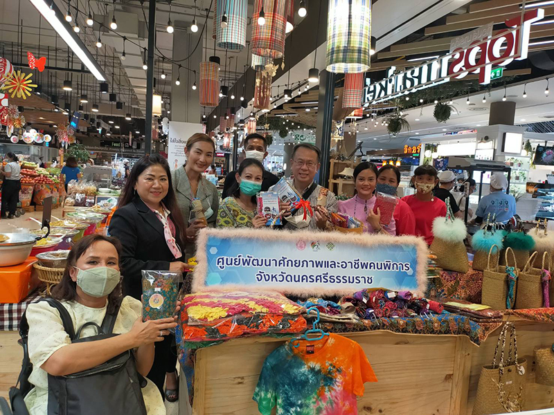 6.	APCD mission members checked accessibility and learned about products made by people with disabilities at the shopping mall center.