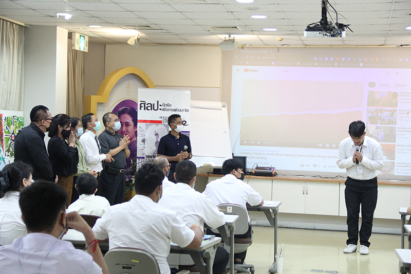 A trainee greeted visitors in front of the class.