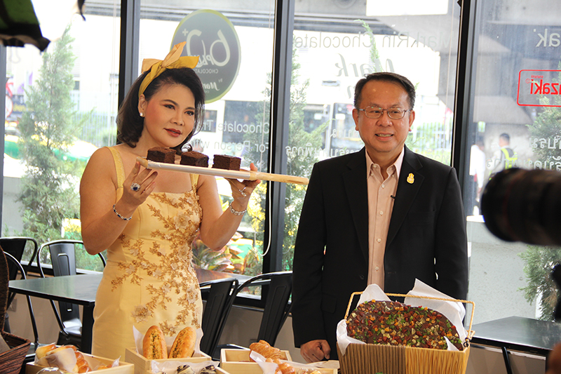 Ms. Rapeepan Luangaramrut (Khun Reed) presented chocolate brownie, one of the  popular products made by people with disabilities.