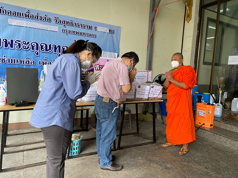 A monk at Wat Sutthi Wararam blessed the APCD representatives for good fortune of all donors.