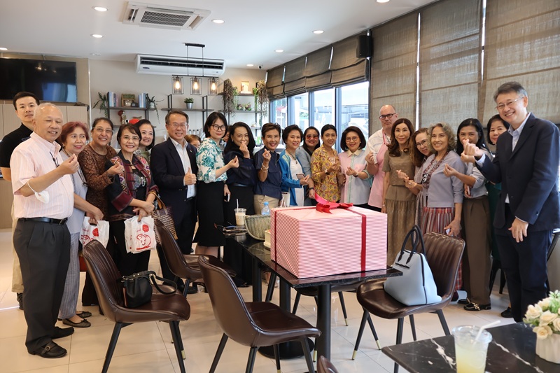 The ASOMFA presented a souvenir to express  their appreciation to APCD.