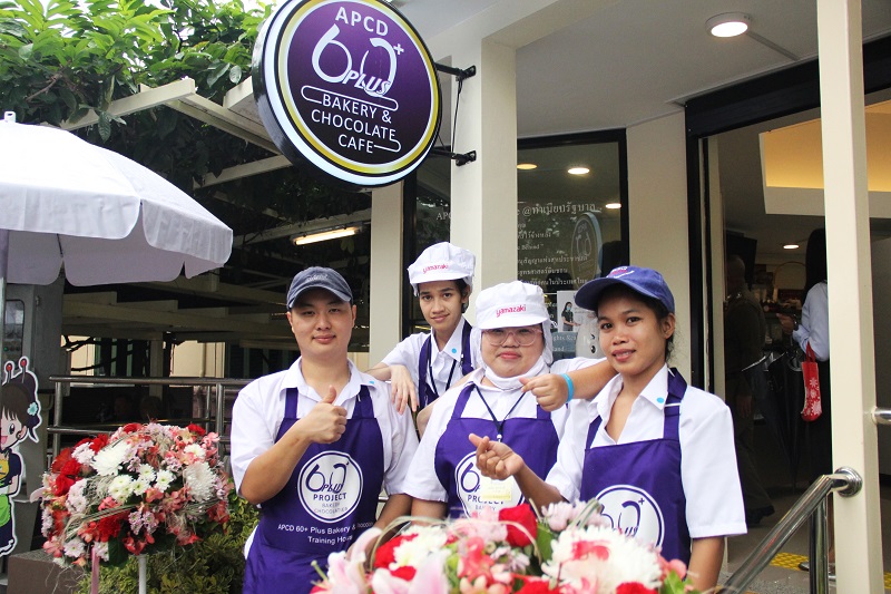 Group photo of trainees with disabilities and cafe staff