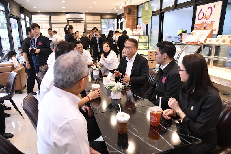 นั่งรับประทานของว่างและพูดคุยกันในคาเฟ่ของ 60+