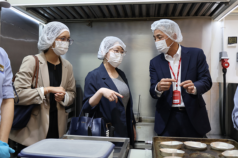 เจ้าหน้าที่สถานเอกอัครราชทูตญี่ปุ่นเยือน APCD เพื่อศึกษาการจ้างงานและสิ่งอำนวยความสะดวกสำหรับคนพิการ