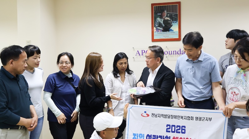 รูปที่ 3 : คณะผู้แทนจากเกาหลีใต้นำของที่ระลึกมามอบให้กับนายพิรุณ ลายสมิต ผู้อำนวยการบริหาร APCD