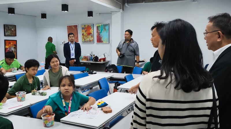 ภาพที่ 5 :นายพิรุณ ลายสมิต เยี่ยมชมห้องเรียนของผู้พิการทางสติปัญญา