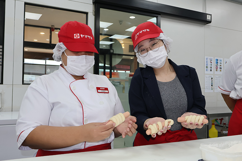 เจ้าหน้าที่สถานเอกอัครราชทูตญี่ปุ่นเยือน APCD เพื่อศึกษาการจ้างงานและสิ่งอำนวยความสะดวกสำหรับคนพิการ