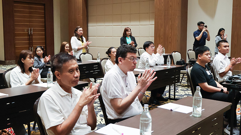 รูปภาพที่ 4: ผู้เข้าอบรมรับฟังกฎระเบียบ มารยาท และการวางตัวในระหว่างการปฏิบัติงาน