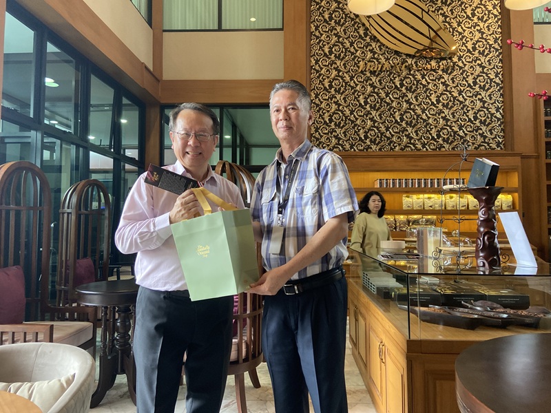 Associate Professor Dr. San Laongsri presented a souvenir to Mr. Piroon Laismit.