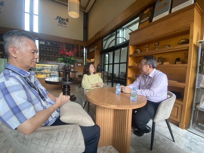 Associate Professor Dr. San Laongsri and Ms. Kanokkes Laongsri, founders of MarkRin Chocolate, engaged in a discussion with Mr. Piroon Laismit.