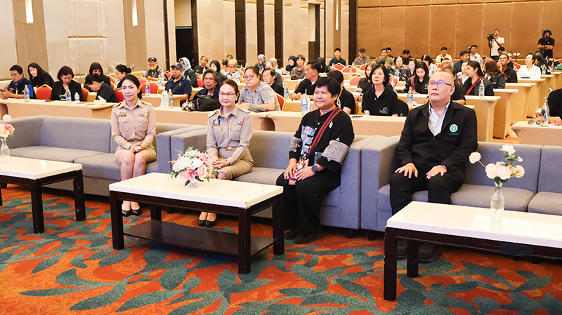 Picture 4: The group photos of the invited speakers including Ms. Sonthaya Bunyapusit, Ms. Nuchjaree Klaysuwan and a representative from the Department of Mental Health.