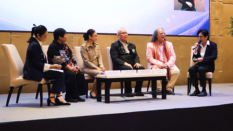 Picture 3: The group photos of the invited speakers including Ms. Sonthaya Bunyapusit, Mr. Todd Lavelle, Ms. Nuchjaree Klaysuwan and a representative from the Department of Mental Health.rs including Ms. Sonthaya Bunyapusit, Mr. Todd Lavelle, Ms. Nuchjaree Klaysuwan and a representative from the Department of Mental Health.