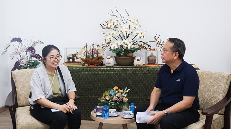 Picture 3: Ms. Jiyoung Kim (left) interviews Mr. Piroon Laismit, Executive Director of APCD (right).