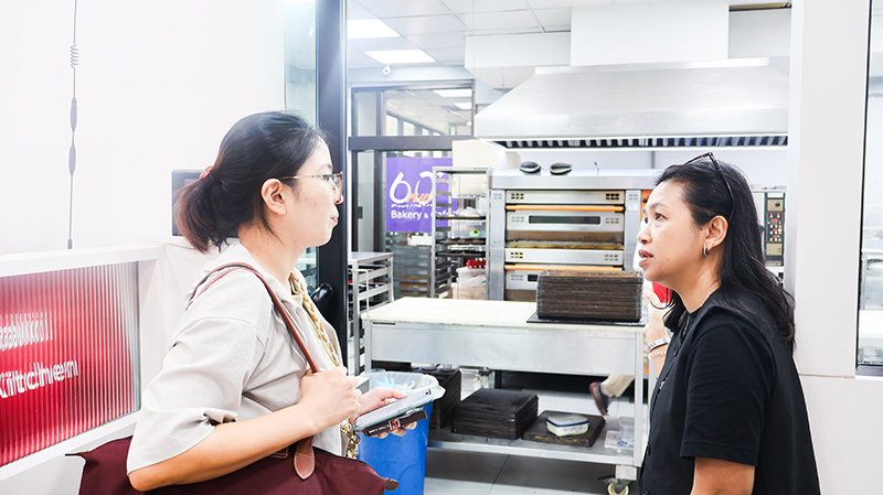 Picture 4: Ms. Wilailekha Somprach, Manager of APCD 60+ Plus Projects (right), provides information about the project to Ms. Jiyoung Kim (left).